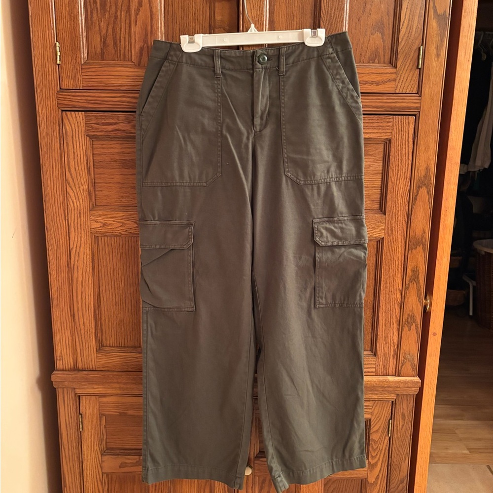 Universal Thread Women's Straight Leg Cargo Pants in Dark Green